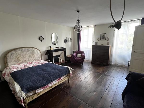 Grande maison de ville dans le centre d'une ville animée, excellente opportunité pour une chambre d'hôtes.
