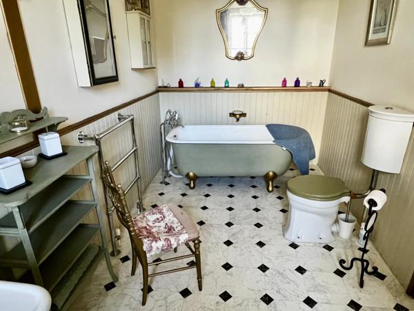 Grande maison de ville dans le centre d'une ville animée, excellente opportunité pour une chambre d'hôtes.