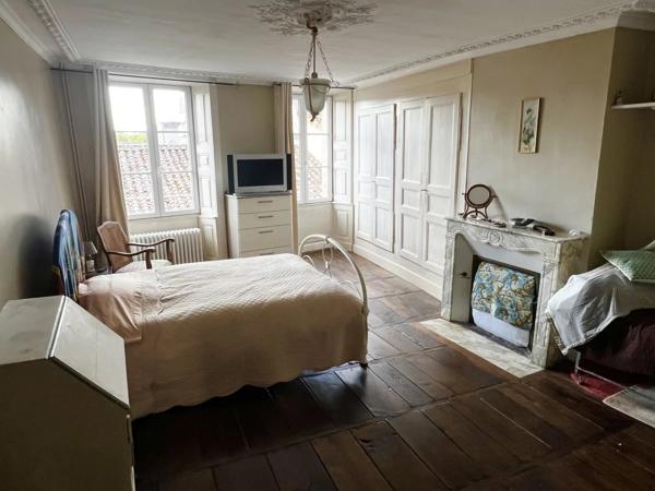 Grande maison de ville dans le centre d'une ville animée, excellente opportunité pour une chambre d'hôtes.