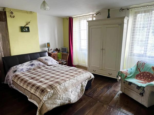 Grande maison de ville dans le centre d'une ville animée, excellente opportunité pour une chambre d'hôtes.