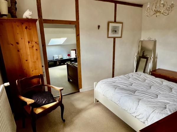 Grande maison de ville dans le centre d'une ville animée, excellente opportunité pour une chambre d'hôtes.