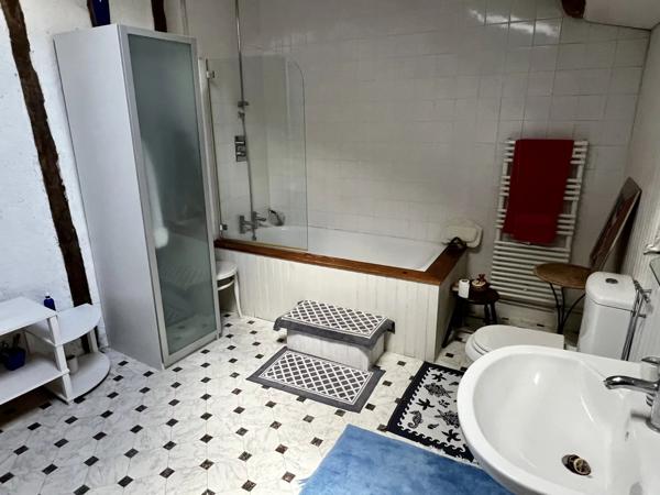 Grande maison de ville dans le centre d'une ville animée, excellente opportunité pour une chambre d'hôtes.