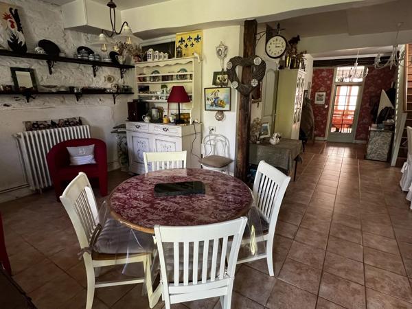 Grande maison de ville dans le centre d'une ville animée, excellente opportunité pour une chambre d'hôtes.