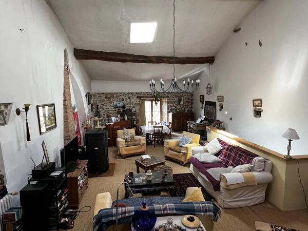 Grande maison de ville dans le centre d'une ville animée, excellente opportunité pour une chambre d'hôtes.