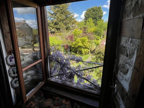 Grande maison de ville dans le centre d'une ville animée, excellente opportunité pour une chambre d'hôtes.