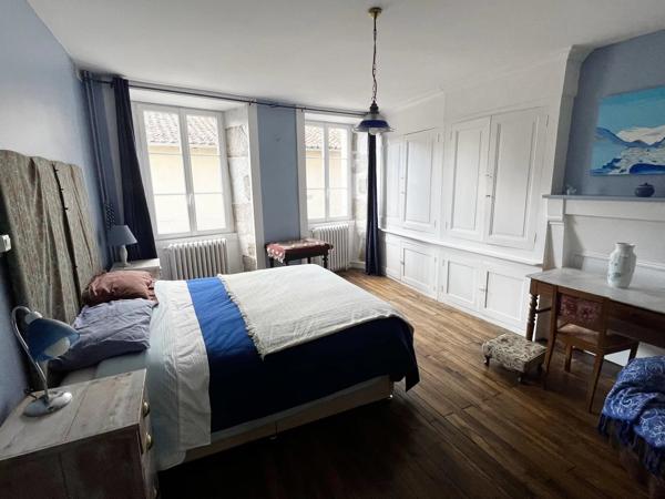 Grande maison de ville dans le centre d'une ville animée, excellente opportunité pour une chambre d'hôtes.