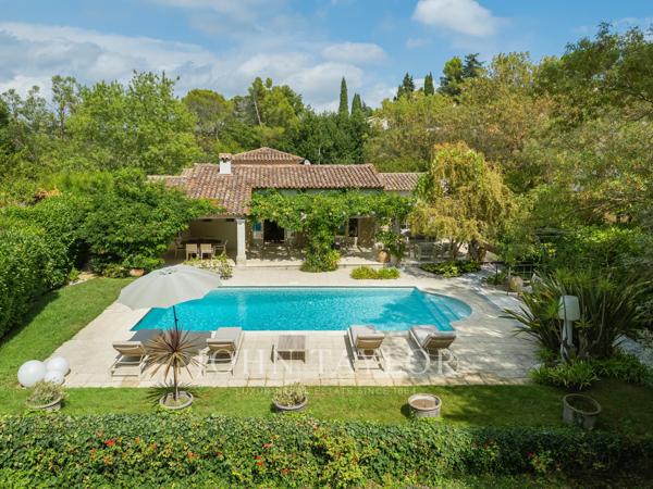Élégante propriété dans un écrin de verdure à Mougins