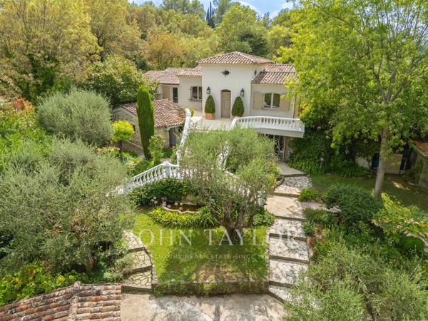 Élégante propriété dans un écrin de verdure à Mougins