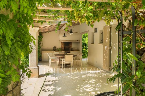 Élégante propriété dans un écrin de verdure à Mougins