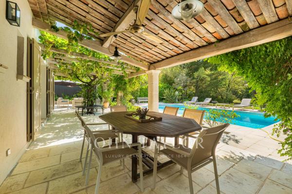 Élégante propriété dans un écrin de verdure à Mougins