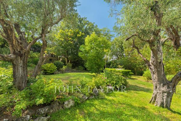 Élégante propriété dans un écrin de verdure à Mougins