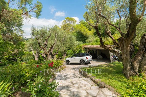 Élégante propriété dans un écrin de verdure à Mougins