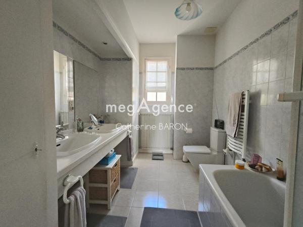 Maison à BEAUVAIS-SUR-MATHA, 17490 - 5 pièces 220m²