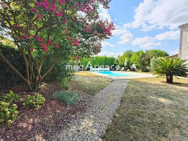 Maison à BEAUVAIS-SUR-MATHA, 17490 - 5 pièces 220m²