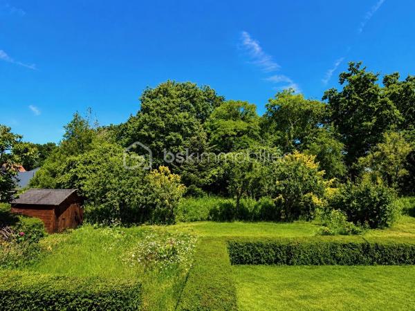 Située dans un environnement calme et recherché de Troarn, à seulement 15 minutes de Caen, cette maison individuelle offre de beaux volumes et un cadre de vie idéal pour une famille à la recherche d’espace et de tranquillité.

Édifiée sur un terrain arboré de 1 238 m², elle bénéficie d’un agréable jardin propice aux moments de détente, aux jeux des enfants ou aux repas en extérieur.

D’une surface habitable d’environ 136 m², la maison se compose de 6 chambres, dont 3 au rez-de-chaussée et 3 à l’étage. Une configuration idéale pour une grande famille, le télétravail ou la création d’espaces dédiés aux loisirs.

Vous profiterez également d’un sous-sol complet d’environ 90 m² offrant de nombreuses possibilités : garage, atelier, stockage, salle de jeux ou espace de bricolage.

Pour davantage de confort, la maison dispose d’un accès PMR grâce à une rampe d’accès extérieure.

Les points forts :

✔ Maison individuelle d’environ 136 m²
✔ 6 chambres
✔ Terrain arboré de 1 238 m²
✔ Sous-sol complet de 90 m²
✔ Pompe à chaleur
✔ Accès PMR
✔ Secteur résidentiel calme et recherché
✔ Proximité des écoles, commerces et services
✔ À 15 minutes de Caen

À noter :

La maison est saine et habitable immédiatement. Quelques travaux de rafraîchissement permettront simplement de la moderniser et de valoriser pleinement son potentiel.

Une belle opportunité pour les familles souhaitant s’installer dans un cadre verdoyant tout en restant proches de Caen.

À découvrir sans tarder !
