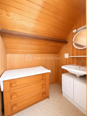 Située dans un environnement calme et recherché de Troarn, à seulement 15 minutes de Caen, cette maison individuelle offre de beaux volumes et un cadre de vie idéal pour une famille à la recherche d’espace et de tranquillité.

Édifiée sur un terrain arboré de 1 238 m², elle bénéficie d’un agréable jardin propice aux moments de détente, aux jeux des enfants ou aux repas en extérieur.

D’une surface habitable d’environ 136 m², la maison se compose de 6 chambres, dont 3 au rez-de-chaussée et 3 à l’étage. Une configuration idéale pour une grande famille, le télétravail ou la création d’espaces dédiés aux loisirs.

Vous profiterez également d’un sous-sol complet d’environ 90 m² offrant de nombreuses possibilités : garage, atelier, stockage, salle de jeux ou espace de bricolage.

Pour davantage de confort, la maison dispose d’un accès PMR grâce à une rampe d’accès extérieure.

Les points forts :

✔ Maison individuelle d’environ 136 m²
✔ 6 chambres
✔ Terrain arboré de 1 238 m²
✔ Sous-sol complet de 90 m²
✔ Pompe à chaleur
✔ Accès PMR
✔ Secteur résidentiel calme et recherché
✔ Proximité des écoles, commerces et services
✔ À 15 minutes de Caen

À noter :

La maison est saine et habitable immédiatement. Quelques travaux de rafraîchissement permettront simplement de la moderniser et de valoriser pleinement son potentiel.

Une belle opportunité pour les familles souhaitant s’installer dans un cadre verdoyant tout en restant proches de Caen.

À découvrir sans tarder !