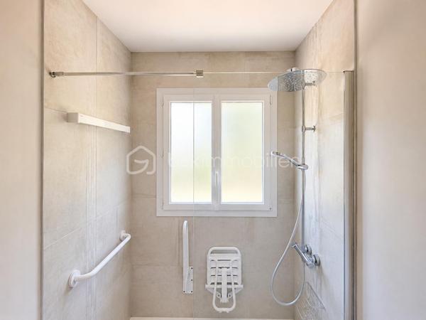 Située dans un environnement calme et recherché de Troarn, à seulement 15 minutes de Caen, cette maison individuelle offre de beaux volumes et un cadre de vie idéal pour une famille à la recherche d’espace et de tranquillité.

Édifiée sur un terrain arboré de 1 238 m², elle bénéficie d’un agréable jardin propice aux moments de détente, aux jeux des enfants ou aux repas en extérieur.

D’une surface habitable d’environ 136 m², la maison se compose de 6 chambres, dont 3 au rez-de-chaussée et 3 à l’étage. Une configuration idéale pour une grande famille, le télétravail ou la création d’espaces dédiés aux loisirs.

Vous profiterez également d’un sous-sol complet d’environ 90 m² offrant de nombreuses possibilités : garage, atelier, stockage, salle de jeux ou espace de bricolage.

Pour davantage de confort, la maison dispose d’un accès PMR grâce à une rampe d’accès extérieure.

Les points forts :

✔ Maison individuelle d’environ 136 m²
✔ 6 chambres
✔ Terrain arboré de 1 238 m²
✔ Sous-sol complet de 90 m²
✔ Pompe à chaleur
✔ Accès PMR
✔ Secteur résidentiel calme et recherché
✔ Proximité des écoles, commerces et services
✔ À 15 minutes de Caen

À noter :

La maison est saine et habitable immédiatement. Quelques travaux de rafraîchissement permettront simplement de la moderniser et de valoriser pleinement son potentiel.

Une belle opportunité pour les familles souhaitant s’installer dans un cadre verdoyant tout en restant proches de Caen.

À découvrir sans tarder !