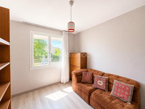 Située dans un environnement calme et recherché de Troarn, à seulement 15 minutes de Caen, cette maison individuelle offre de beaux volumes et un cadre de vie idéal pour une famille à la recherche d’espace et de tranquillité.

Édifiée sur un terrain arboré de 1 238 m², elle bénéficie d’un agréable jardin propice aux moments de détente, aux jeux des enfants ou aux repas en extérieur.

D’une surface habitable d’environ 136 m², la maison se compose de 6 chambres, dont 3 au rez-de-chaussée et 3 à l’étage. Une configuration idéale pour une grande famille, le télétravail ou la création d’espaces dédiés aux loisirs.

Vous profiterez également d’un sous-sol complet d’environ 90 m² offrant de nombreuses possibilités : garage, atelier, stockage, salle de jeux ou espace de bricolage.

Pour davantage de confort, la maison dispose d’un accès PMR grâce à une rampe d’accès extérieure.

Les points forts :

✔ Maison individuelle d’environ 136 m²
✔ 6 chambres
✔ Terrain arboré de 1 238 m²
✔ Sous-sol complet de 90 m²
✔ Pompe à chaleur
✔ Accès PMR
✔ Secteur résidentiel calme et recherché
✔ Proximité des écoles, commerces et services
✔ À 15 minutes de Caen

À noter :

La maison est saine et habitable immédiatement. Quelques travaux de rafraîchissement permettront simplement de la moderniser et de valoriser pleinement son potentiel.

Une belle opportunité pour les familles souhaitant s’installer dans un cadre verdoyant tout en restant proches de Caen.

À découvrir sans tarder !