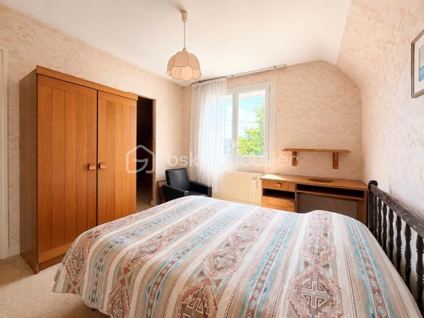 Située dans un environnement calme et recherché de Troarn, à seulement 15 minutes de Caen, cette maison individuelle offre de beaux volumes et un cadre de vie idéal pour une famille à la recherche d’espace et de tranquillité.

Édifiée sur un terrain arboré de 1 238 m², elle bénéficie d’un agréable jardin propice aux moments de détente, aux jeux des enfants ou aux repas en extérieur.

D’une surface habitable d’environ 136 m², la maison se compose de 6 chambres, dont 3 au rez-de-chaussée et 3 à l’étage. Une configuration idéale pour une grande famille, le télétravail ou la création d’espaces dédiés aux loisirs.

Vous profiterez également d’un sous-sol complet d’environ 90 m² offrant de nombreuses possibilités : garage, atelier, stockage, salle de jeux ou espace de bricolage.

Pour davantage de confort, la maison dispose d’un accès PMR grâce à une rampe d’accès extérieure.

Les points forts :

✔ Maison individuelle d’environ 136 m²
✔ 6 chambres
✔ Terrain arboré de 1 238 m²
✔ Sous-sol complet de 90 m²
✔ Pompe à chaleur
✔ Accès PMR
✔ Secteur résidentiel calme et recherché
✔ Proximité des écoles, commerces et services
✔ À 15 minutes de Caen

À noter :

La maison est saine et habitable immédiatement. Quelques travaux de rafraîchissement permettront simplement de la moderniser et de valoriser pleinement son potentiel.

Une belle opportunité pour les familles souhaitant s’installer dans un cadre verdoyant tout en restant proches de Caen.

À découvrir sans tarder !