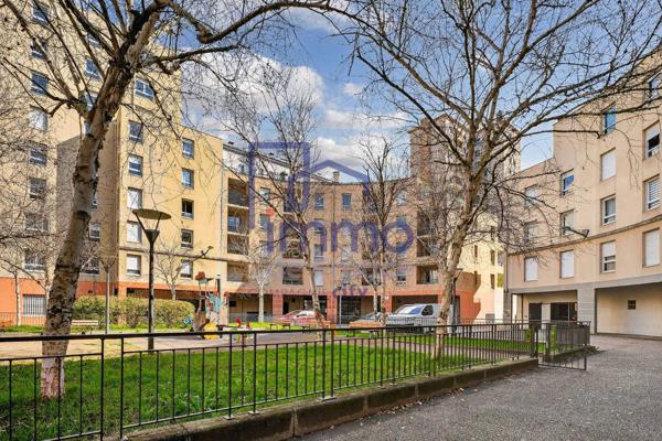 LYON 8?  Métro D  T2 lumineux avec balcon et parking