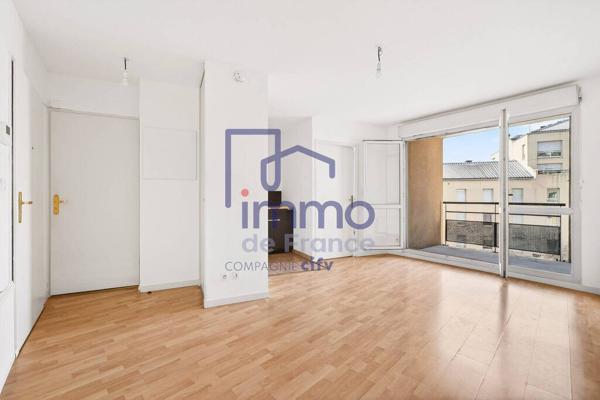 LYON 8?  Métro D  T2 lumineux avec balcon et parking