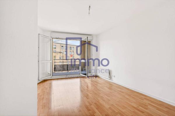 LYON 8?  Métro D  T2 lumineux avec balcon et parking