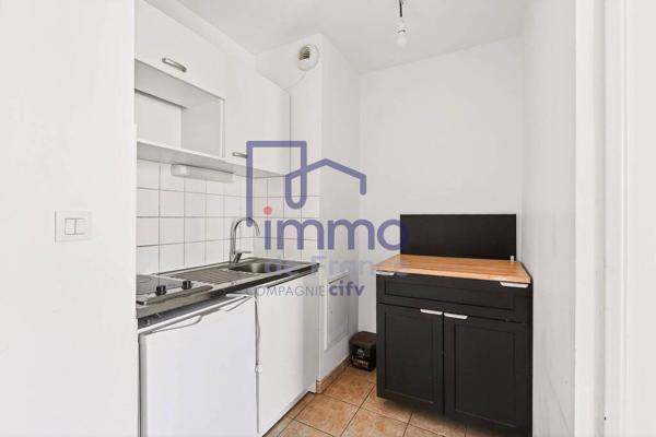 LYON 8?  Métro D  T2 lumineux avec balcon et parking