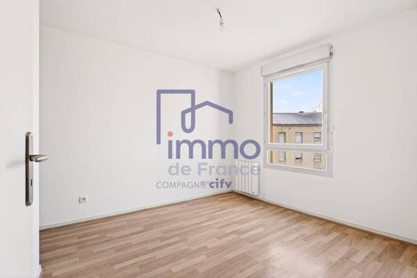 LYON 8?  Métro D  T2 lumineux avec balcon et parking