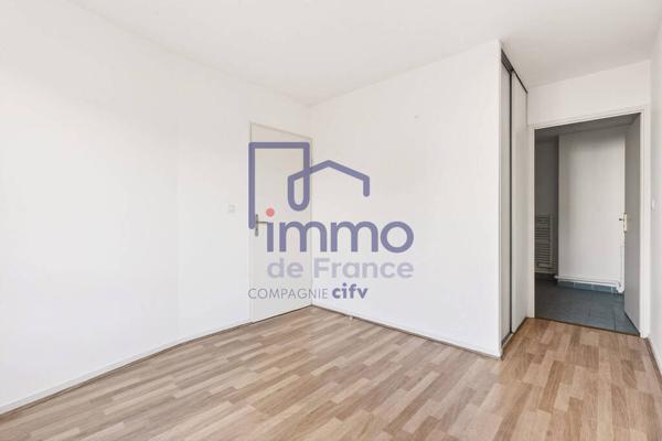 LYON 8?  Métro D  T2 lumineux avec balcon et parking