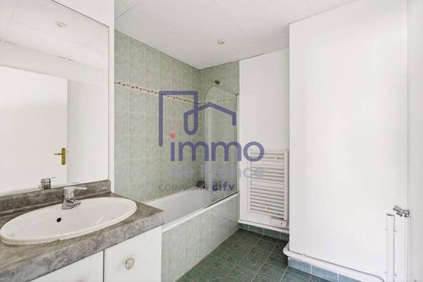 LYON 8?  Métro D  T2 lumineux avec balcon et parking