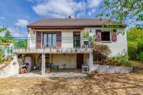 Dans le quartier recherché du Guichet à Orsay, à proximité immédiate de la gare RER B et à quelques minutes du Plateau de Saclay (future ligne 18) ;
Découvrez cette maison individuelle édifiée en 1985 sur sous-sol total, de construction traditionnelle et de qualité, offrant environ 95 m² habitables sur une parcelle de 500 m² avec jardin, deux terrasses et un fort potentiel d’évolution ! 

📍Le RER B, à quelque pas, permet de rejoindre Paris en moins de 30 minutes et l’aéroport d’Orly en moins de 20 minutes. 
Écoles, collège et commerces se rejoignent à pied, tandis que le centre-ville d’Orsay se situe à moins d’1 km.

🏡. Au rez-de-chaussée surélevé, accessible depuis une première terrasse, la maison propose une entrée avec rangements, desservant un séjour lumineux de 30 m² avec cheminée ouverte. Triplement exposé, celui-ci bénéficie d’un accès direct aux deux terrasses, l’une à l’avant et l’autre à l’arrière de la maison.
Une cuisine dînatoire indépendante de 12 m², aménagée, complète cet espace.
Le coin nuit comprend deux chambres, une salle d’eau avec fenêtre et des toilettes suspendus séparés.
La configuration de ce niveau permet également d’envisager une ouverture ou un réaménagement des espaces selon vos besoins et vos envies.

Le sous-sol total semi-enterré, accessible depuis l’intérieur de la maison et le jardin, dispose d’une 3e chambre de 18 m² avec lavabo et toilettes, offrant un espace idéal pour un adolescent ou pour recevoir famille et amis. 
Une grande pièce de 38 m² avec fenêtre, pouvant accueillir différents usages (buanderie, chaufferie, cave, atelier ou espace de stockage), ainsi qu’un garage de 23 m² avec porte automatisée, complètent ce niveau.
Les combles, d’environ 75 m² au sol, offrent également un important potentiel d’aménagement supplémentaire.

🌿 À l’extérieur, vous profiterez d’un charmant jardin plat, clos, bien exposé et sans vis-à-vis, faisant le tour de la maison, des 2 terrasses et de la possibilité de stationner un second véhicule sur la parcelle.
✨ Côté confort : DPE D, chaudière gaz à condensation Frisquet 2025, double vitrage, volets électriques, VMC, isolation du plancher des combles, portail et porte de garage automatisés. Absence d’amiante et installation électrique sans anomalie.

🎥 Visite virtuelle disponible sur demande pour une première découverte de ce bien coup de cœur ! 

Une maison familiale offrant 3 chambres, un sous-sol total, un agréable jardin et deux terrasses, avec un potentiel d’évolution, dans le quartier recherché du Guichet à Orsay, à proximité immédiate du RER B et de toutes les commodités. 
Idéale pour votre résidence principale.
À votre disposition 7 jours sur 7 pour tout renseignement complémentaire ou organiser une visite.