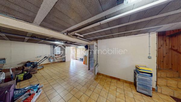 Dans le quartier recherché du Guichet à Orsay, à proximité immédiate de la gare RER B et à quelques minutes du Plateau de Saclay (future ligne 18) ;
Découvrez cette maison individuelle édifiée en 1985 sur sous-sol total, de construction traditionnelle et de qualité, offrant environ 95 m² habitables sur une parcelle de 500 m² avec jardin, deux terrasses et un fort potentiel d’évolution ! 

📍Le RER B, à quelque pas, permet de rejoindre Paris en moins de 30 minutes et l’aéroport d’Orly en moins de 20 minutes. 
Écoles, collège et commerces se rejoignent à pied, tandis que le centre-ville d’Orsay se situe à moins d’1 km.

🏡. Au rez-de-chaussée surélevé, accessible depuis une première terrasse, la maison propose une entrée avec rangements, desservant un séjour lumineux de 30 m² avec cheminée ouverte. Triplement exposé, celui-ci bénéficie d’un accès direct aux deux terrasses, l’une à l’avant et l’autre à l’arrière de la maison.
Une cuisine dînatoire indépendante de 12 m², aménagée, complète cet espace.
Le coin nuit comprend deux chambres, une salle d’eau avec fenêtre et des toilettes suspendus séparés.
La configuration de ce niveau permet également d’envisager une ouverture ou un réaménagement des espaces selon vos besoins et vos envies.

Le sous-sol total semi-enterré, accessible depuis l’intérieur de la maison et le jardin, dispose d’une 3e chambre de 18 m² avec lavabo et toilettes, offrant un espace idéal pour un adolescent ou pour recevoir famille et amis. 
Une grande pièce de 38 m² avec fenêtre, pouvant accueillir différents usages (buanderie, chaufferie, cave, atelier ou espace de stockage), ainsi qu’un garage de 23 m² avec porte automatisée, complètent ce niveau.
Les combles, d’environ 75 m² au sol, offrent également un important potentiel d’aménagement supplémentaire.

🌿 À l’extérieur, vous profiterez d’un charmant jardin plat, clos, bien exposé et sans vis-à-vis, faisant le tour de la maison, des 2 terrasses et de la possibilité de stationner un second véhicule sur la parcelle.
✨ Côté confort : DPE D, chaudière gaz à condensation Frisquet 2025, double vitrage, volets électriques, VMC, isolation du plancher des combles, portail et porte de garage automatisés. Absence d’amiante et installation électrique sans anomalie.

🎥 Visite virtuelle disponible sur demande pour une première découverte de ce bien coup de cœur ! 

Une maison familiale offrant 3 chambres, un sous-sol total, un agréable jardin et deux terrasses, avec un potentiel d’évolution, dans le quartier recherché du Guichet à Orsay, à proximité immédiate du RER B et de toutes les commodités. 
Idéale pour votre résidence principale.
À votre disposition 7 jours sur 7 pour tout renseignement complémentaire ou organiser une visite.