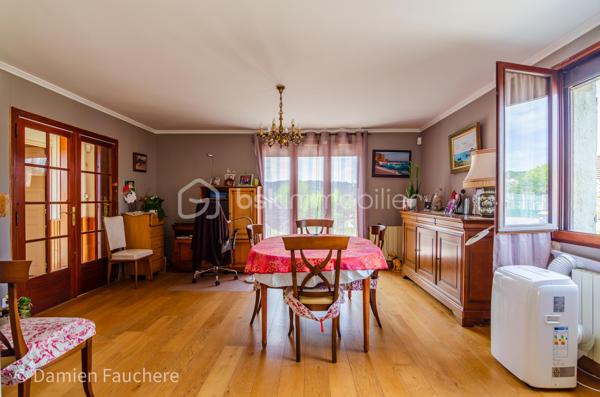 Dans le quartier recherché du Guichet à Orsay, à proximité immédiate de la gare RER B et à quelques minutes du Plateau de Saclay (future ligne 18) ;
Découvrez cette maison individuelle édifiée en 1985 sur sous-sol total, de construction traditionnelle et de qualité, offrant environ 95 m² habitables sur une parcelle de 500 m² avec jardin, deux terrasses et un fort potentiel d’évolution ! 

📍Le RER B, à quelque pas, permet de rejoindre Paris en moins de 30 minutes et l’aéroport d’Orly en moins de 20 minutes. 
Écoles, collège et commerces se rejoignent à pied, tandis que le centre-ville d’Orsay se situe à moins d’1 km.

🏡. Au rez-de-chaussée surélevé, accessible depuis une première terrasse, la maison propose une entrée avec rangements, desservant un séjour lumineux de 30 m² avec cheminée ouverte. Triplement exposé, celui-ci bénéficie d’un accès direct aux deux terrasses, l’une à l’avant et l’autre à l’arrière de la maison.
Une cuisine dînatoire indépendante de 12 m², aménagée, complète cet espace.
Le coin nuit comprend deux chambres, une salle d’eau avec fenêtre et des toilettes suspendus séparés.
La configuration de ce niveau permet également d’envisager une ouverture ou un réaménagement des espaces selon vos besoins et vos envies.

Le sous-sol total semi-enterré, accessible depuis l’intérieur de la maison et le jardin, dispose d’une 3e chambre de 18 m² avec lavabo et toilettes, offrant un espace idéal pour un adolescent ou pour recevoir famille et amis. 
Une grande pièce de 38 m² avec fenêtre, pouvant accueillir différents usages (buanderie, chaufferie, cave, atelier ou espace de stockage), ainsi qu’un garage de 23 m² avec porte automatisée, complètent ce niveau.
Les combles, d’environ 75 m² au sol, offrent également un important potentiel d’aménagement supplémentaire.

🌿 À l’extérieur, vous profiterez d’un charmant jardin plat, clos, bien exposé et sans vis-à-vis, faisant le tour de la maison, des 2 terrasses et de la possibilité de stationner un second véhicule sur la parcelle.
✨ Côté confort : DPE D, chaudière gaz à condensation Frisquet 2025, double vitrage, volets électriques, VMC, isolation du plancher des combles, portail et porte de garage automatisés. Absence d’amiante et installation électrique sans anomalie.

🎥 Visite virtuelle disponible sur demande pour une première découverte de ce bien coup de cœur ! 

Une maison familiale offrant 3 chambres, un sous-sol total, un agréable jardin et deux terrasses, avec un potentiel d’évolution, dans le quartier recherché du Guichet à Orsay, à proximité immédiate du RER B et de toutes les commodités. 
Idéale pour votre résidence principale.
À votre disposition 7 jours sur 7 pour tout renseignement complémentaire ou organiser une visite.