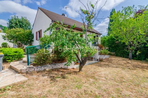 Dans le quartier recherché du Guichet à Orsay, à proximité immédiate de la gare RER B et à quelques minutes du Plateau de Saclay (future ligne 18) ;
Découvrez cette maison individuelle édifiée en 1985 sur sous-sol total, de construction traditionnelle et de qualité, offrant environ 95 m² habitables sur une parcelle de 500 m² avec jardin, deux terrasses et un fort potentiel d’évolution ! 

📍Le RER B, à quelque pas, permet de rejoindre Paris en moins de 30 minutes et l’aéroport d’Orly en moins de 20 minutes. 
Écoles, collège et commerces se rejoignent à pied, tandis que le centre-ville d’Orsay se situe à moins d’1 km.

🏡. Au rez-de-chaussée surélevé, accessible depuis une première terrasse, la maison propose une entrée avec rangements, desservant un séjour lumineux de 30 m² avec cheminée ouverte. Triplement exposé, celui-ci bénéficie d’un accès direct aux deux terrasses, l’une à l’avant et l’autre à l’arrière de la maison.
Une cuisine dînatoire indépendante de 12 m², aménagée, complète cet espace.
Le coin nuit comprend deux chambres, une salle d’eau avec fenêtre et des toilettes suspendus séparés.
La configuration de ce niveau permet également d’envisager une ouverture ou un réaménagement des espaces selon vos besoins et vos envies.

Le sous-sol total semi-enterré, accessible depuis l’intérieur de la maison et le jardin, dispose d’une 3e chambre de 18 m² avec lavabo et toilettes, offrant un espace idéal pour un adolescent ou pour recevoir famille et amis. 
Une grande pièce de 38 m² avec fenêtre, pouvant accueillir différents usages (buanderie, chaufferie, cave, atelier ou espace de stockage), ainsi qu’un garage de 23 m² avec porte automatisée, complètent ce niveau.
Les combles, d’environ 75 m² au sol, offrent également un important potentiel d’aménagement supplémentaire.

🌿 À l’extérieur, vous profiterez d’un charmant jardin plat, clos, bien exposé et sans vis-à-vis, faisant le tour de la maison, des 2 terrasses et de la possibilité de stationner un second véhicule sur la parcelle.
✨ Côté confort : DPE D, chaudière gaz à condensation Frisquet 2025, double vitrage, volets électriques, VMC, isolation du plancher des combles, portail et porte de garage automatisés. Absence d’amiante et installation électrique sans anomalie.

🎥 Visite virtuelle disponible sur demande pour une première découverte de ce bien coup de cœur ! 

Une maison familiale offrant 3 chambres, un sous-sol total, un agréable jardin et deux terrasses, avec un potentiel d’évolution, dans le quartier recherché du Guichet à Orsay, à proximité immédiate du RER B et de toutes les commodités. 
Idéale pour votre résidence principale.
À votre disposition 7 jours sur 7 pour tout renseignement complémentaire ou organiser une visite.