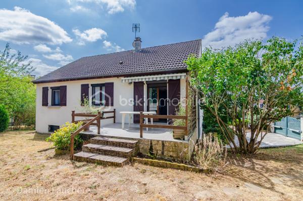Dans le quartier recherché du Guichet à Orsay, à proximité immédiate de la gare RER B et à quelques minutes du Plateau de Saclay (future ligne 18) ;
Découvrez cette maison individuelle édifiée en 1985 sur sous-sol total, de construction traditionnelle et de qualité, offrant environ 95 m² habitables sur une parcelle de 500 m² avec jardin, deux terrasses et un fort potentiel d’évolution ! 

📍Le RER B, à quelque pas, permet de rejoindre Paris en moins de 30 minutes et l’aéroport d’Orly en moins de 20 minutes. 
Écoles, collège et commerces se rejoignent à pied, tandis que le centre-ville d’Orsay se situe à moins d’1 km.

🏡. Au rez-de-chaussée surélevé, accessible depuis une première terrasse, la maison propose une entrée avec rangements, desservant un séjour lumineux de 30 m² avec cheminée ouverte. Triplement exposé, celui-ci bénéficie d’un accès direct aux deux terrasses, l’une à l’avant et l’autre à l’arrière de la maison.
Une cuisine dînatoire indépendante de 12 m², aménagée, complète cet espace.
Le coin nuit comprend deux chambres, une salle d’eau avec fenêtre et des toilettes suspendus séparés.
La configuration de ce niveau permet également d’envisager une ouverture ou un réaménagement des espaces selon vos besoins et vos envies.

Le sous-sol total semi-enterré, accessible depuis l’intérieur de la maison et le jardin, dispose d’une 3e chambre de 18 m² avec lavabo et toilettes, offrant un espace idéal pour un adolescent ou pour recevoir famille et amis. 
Une grande pièce de 38 m² avec fenêtre, pouvant accueillir différents usages (buanderie, chaufferie, cave, atelier ou espace de stockage), ainsi qu’un garage de 23 m² avec porte automatisée, complètent ce niveau.
Les combles, d’environ 75 m² au sol, offrent également un important potentiel d’aménagement supplémentaire.

🌿 À l’extérieur, vous profiterez d’un charmant jardin plat, clos, bien exposé et sans vis-à-vis, faisant le tour de la maison, des 2 terrasses et de la possibilité de stationner un second véhicule sur la parcelle.
✨ Côté confort : DPE D, chaudière gaz à condensation Frisquet 2025, double vitrage, volets électriques, VMC, isolation du plancher des combles, portail et porte de garage automatisés. Absence d’amiante et installation électrique sans anomalie.

🎥 Visite virtuelle disponible sur demande pour une première découverte de ce bien coup de cœur ! 

Une maison familiale offrant 3 chambres, un sous-sol total, un agréable jardin et deux terrasses, avec un potentiel d’évolution, dans le quartier recherché du Guichet à Orsay, à proximité immédiate du RER B et de toutes les commodités. 
Idéale pour votre résidence principale.
À votre disposition 7 jours sur 7 pour tout renseignement complémentaire ou organiser une visite.