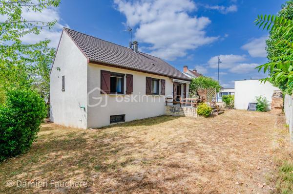 Dans le quartier recherché du Guichet à Orsay, à proximité immédiate de la gare RER B et à quelques minutes du Plateau de Saclay (future ligne 18) ;
Découvrez cette maison individuelle édifiée en 1985 sur sous-sol total, de construction traditionnelle et de qualité, offrant environ 95 m² habitables sur une parcelle de 500 m² avec jardin, deux terrasses et un fort potentiel d’évolution ! 

📍Le RER B, à quelque pas, permet de rejoindre Paris en moins de 30 minutes et l’aéroport d’Orly en moins de 20 minutes. 
Écoles, collège et commerces se rejoignent à pied, tandis que le centre-ville d’Orsay se situe à moins d’1 km.

🏡. Au rez-de-chaussée surélevé, accessible depuis une première terrasse, la maison propose une entrée avec rangements, desservant un séjour lumineux de 30 m² avec cheminée ouverte. Triplement exposé, celui-ci bénéficie d’un accès direct aux deux terrasses, l’une à l’avant et l’autre à l’arrière de la maison.
Une cuisine dînatoire indépendante de 12 m², aménagée, complète cet espace.
Le coin nuit comprend deux chambres, une salle d’eau avec fenêtre et des toilettes suspendus séparés.
La configuration de ce niveau permet également d’envisager une ouverture ou un réaménagement des espaces selon vos besoins et vos envies.

Le sous-sol total semi-enterré, accessible depuis l’intérieur de la maison et le jardin, dispose d’une 3e chambre de 18 m² avec lavabo et toilettes, offrant un espace idéal pour un adolescent ou pour recevoir famille et amis. 
Une grande pièce de 38 m² avec fenêtre, pouvant accueillir différents usages (buanderie, chaufferie, cave, atelier ou espace de stockage), ainsi qu’un garage de 23 m² avec porte automatisée, complètent ce niveau.
Les combles, d’environ 75 m² au sol, offrent également un important potentiel d’aménagement supplémentaire.

🌿 À l’extérieur, vous profiterez d’un charmant jardin plat, clos, bien exposé et sans vis-à-vis, faisant le tour de la maison, des 2 terrasses et de la possibilité de stationner un second véhicule sur la parcelle.
✨ Côté confort : DPE D, chaudière gaz à condensation Frisquet 2025, double vitrage, volets électriques, VMC, isolation du plancher des combles, portail et porte de garage automatisés. Absence d’amiante et installation électrique sans anomalie.

🎥 Visite virtuelle disponible sur demande pour une première découverte de ce bien coup de cœur ! 

Une maison familiale offrant 3 chambres, un sous-sol total, un agréable jardin et deux terrasses, avec un potentiel d’évolution, dans le quartier recherché du Guichet à Orsay, à proximité immédiate du RER B et de toutes les commodités. 
Idéale pour votre résidence principale.
À votre disposition 7 jours sur 7 pour tout renseignement complémentaire ou organiser une visite.