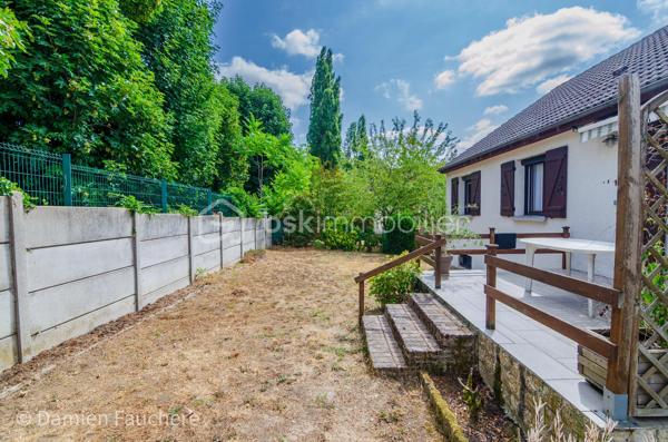 Dans le quartier recherché du Guichet à Orsay, à proximité immédiate de la gare RER B et à quelques minutes du Plateau de Saclay (future ligne 18) ;
Découvrez cette maison individuelle édifiée en 1985 sur sous-sol total, de construction traditionnelle et de qualité, offrant environ 95 m² habitables sur une parcelle de 500 m² avec jardin, deux terrasses et un fort potentiel d’évolution ! 

📍Le RER B, à quelque pas, permet de rejoindre Paris en moins de 30 minutes et l’aéroport d’Orly en moins de 20 minutes. 
Écoles, collège et commerces se rejoignent à pied, tandis que le centre-ville d’Orsay se situe à moins d’1 km.

🏡. Au rez-de-chaussée surélevé, accessible depuis une première terrasse, la maison propose une entrée avec rangements, desservant un séjour lumineux de 30 m² avec cheminée ouverte. Triplement exposé, celui-ci bénéficie d’un accès direct aux deux terrasses, l’une à l’avant et l’autre à l’arrière de la maison.
Une cuisine dînatoire indépendante de 12 m², aménagée, complète cet espace.
Le coin nuit comprend deux chambres, une salle d’eau avec fenêtre et des toilettes suspendus séparés.
La configuration de ce niveau permet également d’envisager une ouverture ou un réaménagement des espaces selon vos besoins et vos envies.

Le sous-sol total semi-enterré, accessible depuis l’intérieur de la maison et le jardin, dispose d’une 3e chambre de 18 m² avec lavabo et toilettes, offrant un espace idéal pour un adolescent ou pour recevoir famille et amis. 
Une grande pièce de 38 m² avec fenêtre, pouvant accueillir différents usages (buanderie, chaufferie, cave, atelier ou espace de stockage), ainsi qu’un garage de 23 m² avec porte automatisée, complètent ce niveau.
Les combles, d’environ 75 m² au sol, offrent également un important potentiel d’aménagement supplémentaire.

🌿 À l’extérieur, vous profiterez d’un charmant jardin plat, clos, bien exposé et sans vis-à-vis, faisant le tour de la maison, des 2 terrasses et de la possibilité de stationner un second véhicule sur la parcelle.
✨ Côté confort : DPE D, chaudière gaz à condensation Frisquet 2025, double vitrage, volets électriques, VMC, isolation du plancher des combles, portail et porte de garage automatisés. Absence d’amiante et installation électrique sans anomalie.

🎥 Visite virtuelle disponible sur demande pour une première découverte de ce bien coup de cœur ! 

Une maison familiale offrant 3 chambres, un sous-sol total, un agréable jardin et deux terrasses, avec un potentiel d’évolution, dans le quartier recherché du Guichet à Orsay, à proximité immédiate du RER B et de toutes les commodités. 
Idéale pour votre résidence principale.
À votre disposition 7 jours sur 7 pour tout renseignement complémentaire ou organiser une visite.