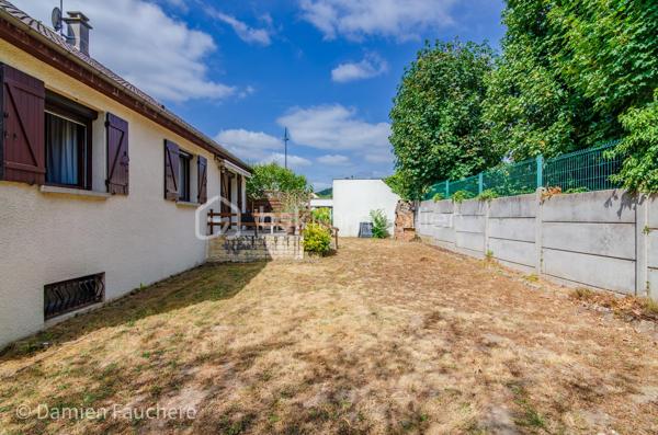 Dans le quartier recherché du Guichet à Orsay, à proximité immédiate de la gare RER B et à quelques minutes du Plateau de Saclay (future ligne 18) ;
Découvrez cette maison individuelle édifiée en 1985 sur sous-sol total, de construction traditionnelle et de qualité, offrant environ 95 m² habitables sur une parcelle de 500 m² avec jardin, deux terrasses et un fort potentiel d’évolution ! 

📍Le RER B, à quelque pas, permet de rejoindre Paris en moins de 30 minutes et l’aéroport d’Orly en moins de 20 minutes. 
Écoles, collège et commerces se rejoignent à pied, tandis que le centre-ville d’Orsay se situe à moins d’1 km.

🏡. Au rez-de-chaussée surélevé, accessible depuis une première terrasse, la maison propose une entrée avec rangements, desservant un séjour lumineux de 30 m² avec cheminée ouverte. Triplement exposé, celui-ci bénéficie d’un accès direct aux deux terrasses, l’une à l’avant et l’autre à l’arrière de la maison.
Une cuisine dînatoire indépendante de 12 m², aménagée, complète cet espace.
Le coin nuit comprend deux chambres, une salle d’eau avec fenêtre et des toilettes suspendus séparés.
La configuration de ce niveau permet également d’envisager une ouverture ou un réaménagement des espaces selon vos besoins et vos envies.

Le sous-sol total semi-enterré, accessible depuis l’intérieur de la maison et le jardin, dispose d’une 3e chambre de 18 m² avec lavabo et toilettes, offrant un espace idéal pour un adolescent ou pour recevoir famille et amis. 
Une grande pièce de 38 m² avec fenêtre, pouvant accueillir différents usages (buanderie, chaufferie, cave, atelier ou espace de stockage), ainsi qu’un garage de 23 m² avec porte automatisée, complètent ce niveau.
Les combles, d’environ 75 m² au sol, offrent également un important potentiel d’aménagement supplémentaire.

🌿 À l’extérieur, vous profiterez d’un charmant jardin plat, clos, bien exposé et sans vis-à-vis, faisant le tour de la maison, des 2 terrasses et de la possibilité de stationner un second véhicule sur la parcelle.
✨ Côté confort : DPE D, chaudière gaz à condensation Frisquet 2025, double vitrage, volets électriques, VMC, isolation du plancher des combles, portail et porte de garage automatisés. Absence d’amiante et installation électrique sans anomalie.

🎥 Visite virtuelle disponible sur demande pour une première découverte de ce bien coup de cœur ! 

Une maison familiale offrant 3 chambres, un sous-sol total, un agréable jardin et deux terrasses, avec un potentiel d’évolution, dans le quartier recherché du Guichet à Orsay, à proximité immédiate du RER B et de toutes les commodités. 
Idéale pour votre résidence principale.
À votre disposition 7 jours sur 7 pour tout renseignement complémentaire ou organiser une visite.