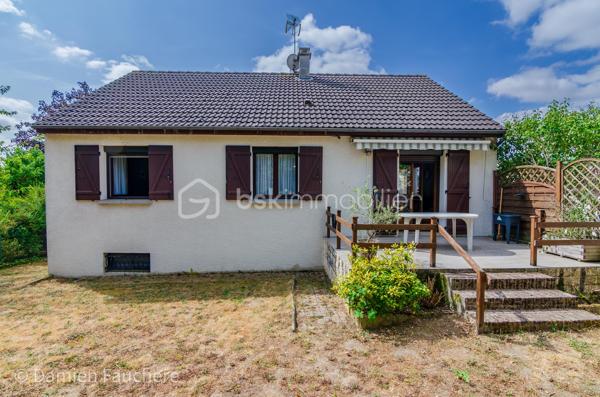 Dans le quartier recherché du Guichet à Orsay, à proximité immédiate de la gare RER B et à quelques minutes du Plateau de Saclay (future ligne 18) ;
Découvrez cette maison individuelle édifiée en 1985 sur sous-sol total, de construction traditionnelle et de qualité, offrant environ 95 m² habitables sur une parcelle de 500 m² avec jardin, deux terrasses et un fort potentiel d’évolution ! 

📍Le RER B, à quelque pas, permet de rejoindre Paris en moins de 30 minutes et l’aéroport d’Orly en moins de 20 minutes. 
Écoles, collège et commerces se rejoignent à pied, tandis que le centre-ville d’Orsay se situe à moins d’1 km.

🏡. Au rez-de-chaussée surélevé, accessible depuis une première terrasse, la maison propose une entrée avec rangements, desservant un séjour lumineux de 30 m² avec cheminée ouverte. Triplement exposé, celui-ci bénéficie d’un accès direct aux deux terrasses, l’une à l’avant et l’autre à l’arrière de la maison.
Une cuisine dînatoire indépendante de 12 m², aménagée, complète cet espace.
Le coin nuit comprend deux chambres, une salle d’eau avec fenêtre et des toilettes suspendus séparés.
La configuration de ce niveau permet également d’envisager une ouverture ou un réaménagement des espaces selon vos besoins et vos envies.

Le sous-sol total semi-enterré, accessible depuis l’intérieur de la maison et le jardin, dispose d’une 3e chambre de 18 m² avec lavabo et toilettes, offrant un espace idéal pour un adolescent ou pour recevoir famille et amis. 
Une grande pièce de 38 m² avec fenêtre, pouvant accueillir différents usages (buanderie, chaufferie, cave, atelier ou espace de stockage), ainsi qu’un garage de 23 m² avec porte automatisée, complètent ce niveau.
Les combles, d’environ 75 m² au sol, offrent également un important potentiel d’aménagement supplémentaire.

🌿 À l’extérieur, vous profiterez d’un charmant jardin plat, clos, bien exposé et sans vis-à-vis, faisant le tour de la maison, des 2 terrasses et de la possibilité de stationner un second véhicule sur la parcelle.
✨ Côté confort : DPE D, chaudière gaz à condensation Frisquet 2025, double vitrage, volets électriques, VMC, isolation du plancher des combles, portail et porte de garage automatisés. Absence d’amiante et installation électrique sans anomalie.

🎥 Visite virtuelle disponible sur demande pour une première découverte de ce bien coup de cœur ! 

Une maison familiale offrant 3 chambres, un sous-sol total, un agréable jardin et deux terrasses, avec un potentiel d’évolution, dans le quartier recherché du Guichet à Orsay, à proximité immédiate du RER B et de toutes les commodités. 
Idéale pour votre résidence principale.
À votre disposition 7 jours sur 7 pour tout renseignement complémentaire ou organiser une visite.