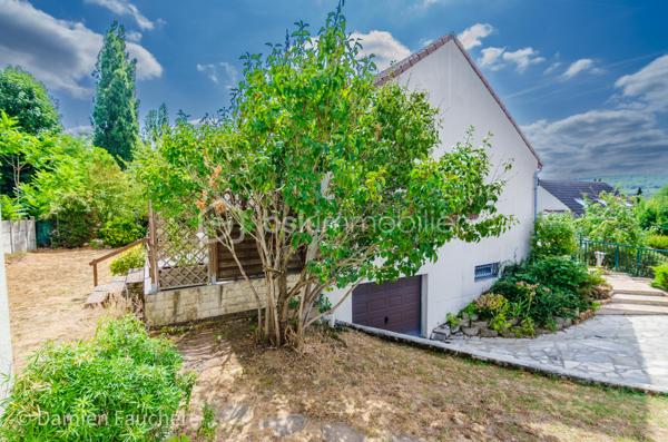 Dans le quartier recherché du Guichet à Orsay, à proximité immédiate de la gare RER B et à quelques minutes du Plateau de Saclay (future ligne 18) ;
Découvrez cette maison individuelle édifiée en 1985 sur sous-sol total, de construction traditionnelle et de qualité, offrant environ 95 m² habitables sur une parcelle de 500 m² avec jardin, deux terrasses et un fort potentiel d’évolution ! 

📍Le RER B, à quelque pas, permet de rejoindre Paris en moins de 30 minutes et l’aéroport d’Orly en moins de 20 minutes. 
Écoles, collège et commerces se rejoignent à pied, tandis que le centre-ville d’Orsay se situe à moins d’1 km.

🏡. Au rez-de-chaussée surélevé, accessible depuis une première terrasse, la maison propose une entrée avec rangements, desservant un séjour lumineux de 30 m² avec cheminée ouverte. Triplement exposé, celui-ci bénéficie d’un accès direct aux deux terrasses, l’une à l’avant et l’autre à l’arrière de la maison.
Une cuisine dînatoire indépendante de 12 m², aménagée, complète cet espace.
Le coin nuit comprend deux chambres, une salle d’eau avec fenêtre et des toilettes suspendus séparés.
La configuration de ce niveau permet également d’envisager une ouverture ou un réaménagement des espaces selon vos besoins et vos envies.

Le sous-sol total semi-enterré, accessible depuis l’intérieur de la maison et le jardin, dispose d’une 3e chambre de 18 m² avec lavabo et toilettes, offrant un espace idéal pour un adolescent ou pour recevoir famille et amis. 
Une grande pièce de 38 m² avec fenêtre, pouvant accueillir différents usages (buanderie, chaufferie, cave, atelier ou espace de stockage), ainsi qu’un garage de 23 m² avec porte automatisée, complètent ce niveau.
Les combles, d’environ 75 m² au sol, offrent également un important potentiel d’aménagement supplémentaire.

🌿 À l’extérieur, vous profiterez d’un charmant jardin plat, clos, bien exposé et sans vis-à-vis, faisant le tour de la maison, des 2 terrasses et de la possibilité de stationner un second véhicule sur la parcelle.
✨ Côté confort : DPE D, chaudière gaz à condensation Frisquet 2025, double vitrage, volets électriques, VMC, isolation du plancher des combles, portail et porte de garage automatisés. Absence d’amiante et installation électrique sans anomalie.

🎥 Visite virtuelle disponible sur demande pour une première découverte de ce bien coup de cœur ! 

Une maison familiale offrant 3 chambres, un sous-sol total, un agréable jardin et deux terrasses, avec un potentiel d’évolution, dans le quartier recherché du Guichet à Orsay, à proximité immédiate du RER B et de toutes les commodités. 
Idéale pour votre résidence principale.
À votre disposition 7 jours sur 7 pour tout renseignement complémentaire ou organiser une visite.