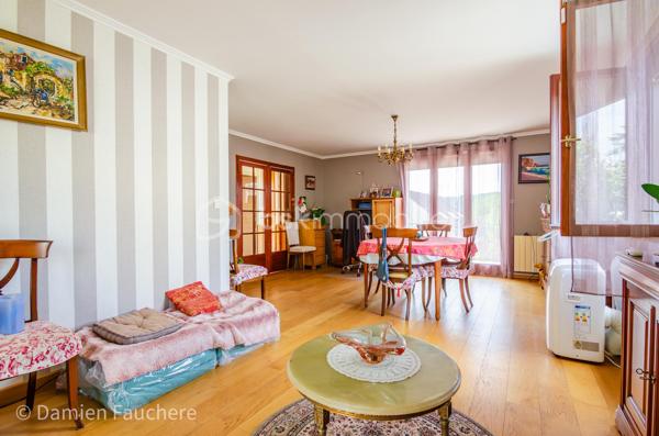 Dans le quartier recherché du Guichet à Orsay, à proximité immédiate de la gare RER B et à quelques minutes du Plateau de Saclay (future ligne 18) ;
Découvrez cette maison individuelle édifiée en 1985 sur sous-sol total, de construction traditionnelle et de qualité, offrant environ 95 m² habitables sur une parcelle de 500 m² avec jardin, deux terrasses et un fort potentiel d’évolution ! 

📍Le RER B, à quelque pas, permet de rejoindre Paris en moins de 30 minutes et l’aéroport d’Orly en moins de 20 minutes. 
Écoles, collège et commerces se rejoignent à pied, tandis que le centre-ville d’Orsay se situe à moins d’1 km.

🏡. Au rez-de-chaussée surélevé, accessible depuis une première terrasse, la maison propose une entrée avec rangements, desservant un séjour lumineux de 30 m² avec cheminée ouverte. Triplement exposé, celui-ci bénéficie d’un accès direct aux deux terrasses, l’une à l’avant et l’autre à l’arrière de la maison.
Une cuisine dînatoire indépendante de 12 m², aménagée, complète cet espace.
Le coin nuit comprend deux chambres, une salle d’eau avec fenêtre et des toilettes suspendus séparés.
La configuration de ce niveau permet également d’envisager une ouverture ou un réaménagement des espaces selon vos besoins et vos envies.

Le sous-sol total semi-enterré, accessible depuis l’intérieur de la maison et le jardin, dispose d’une 3e chambre de 18 m² avec lavabo et toilettes, offrant un espace idéal pour un adolescent ou pour recevoir famille et amis. 
Une grande pièce de 38 m² avec fenêtre, pouvant accueillir différents usages (buanderie, chaufferie, cave, atelier ou espace de stockage), ainsi qu’un garage de 23 m² avec porte automatisée, complètent ce niveau.
Les combles, d’environ 75 m² au sol, offrent également un important potentiel d’aménagement supplémentaire.

🌿 À l’extérieur, vous profiterez d’un charmant jardin plat, clos, bien exposé et sans vis-à-vis, faisant le tour de la maison, des 2 terrasses et de la possibilité de stationner un second véhicule sur la parcelle.
✨ Côté confort : DPE D, chaudière gaz à condensation Frisquet 2025, double vitrage, volets électriques, VMC, isolation du plancher des combles, portail et porte de garage automatisés. Absence d’amiante et installation électrique sans anomalie.

🎥 Visite virtuelle disponible sur demande pour une première découverte de ce bien coup de cœur ! 

Une maison familiale offrant 3 chambres, un sous-sol total, un agréable jardin et deux terrasses, avec un potentiel d’évolution, dans le quartier recherché du Guichet à Orsay, à proximité immédiate du RER B et de toutes les commodités. 
Idéale pour votre résidence principale.
À votre disposition 7 jours sur 7 pour tout renseignement complémentaire ou organiser une visite.