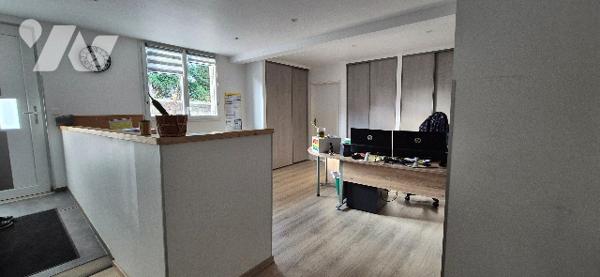 Entrepôt et bureaux à vendre libre de toute location