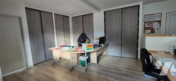 Entrepôt et bureaux à vendre libre de toute location