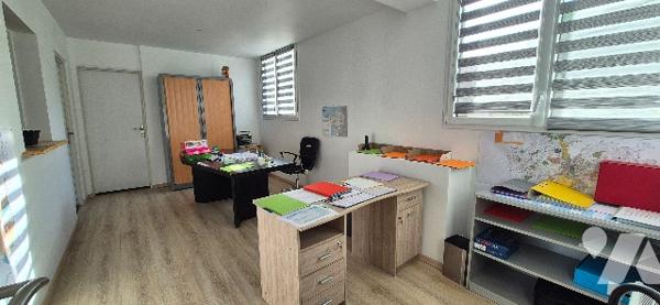 Entrepôt et bureaux à vendre libre de toute location