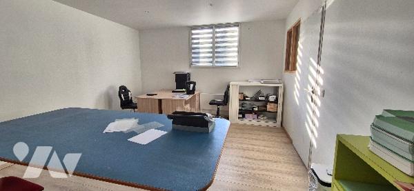 Entrepôt et bureaux à vendre libre de toute location