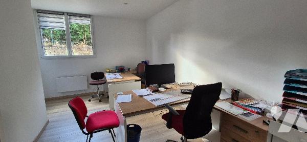 Entrepôt et bureaux à vendre libre de toute location