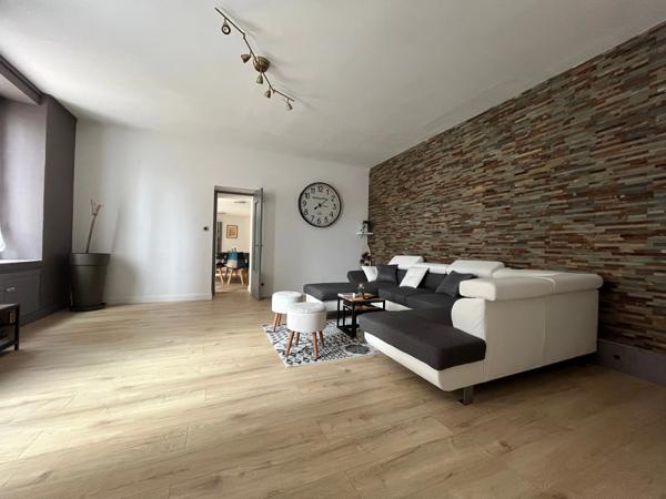 LUCON QUARTIER MARCHE COUVERT ET PISCINE MAISON DE CARACTERE BOURREE DE CHARME AVEC ANNEXES ET PATIO