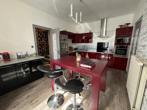 LUCON QUARTIER MARCHE COUVERT ET PISCINE MAISON DE CARACTERE BOURREE DE CHARME AVEC ANNEXES ET PATIO