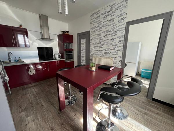 LUCON QUARTIER MARCHE COUVERT ET PISCINE MAISON DE CARACTERE BOURREE DE CHARME AVEC ANNEXES ET PATIO