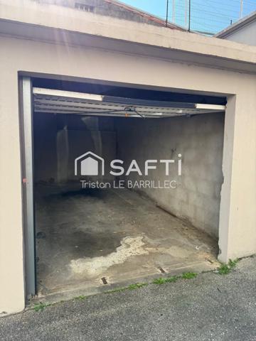 Un lot de 4 boxes fermés situés en centre-ville.